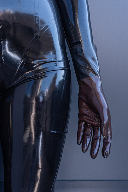 Latexhandschuhe – Gehorsam zum Greifen nah