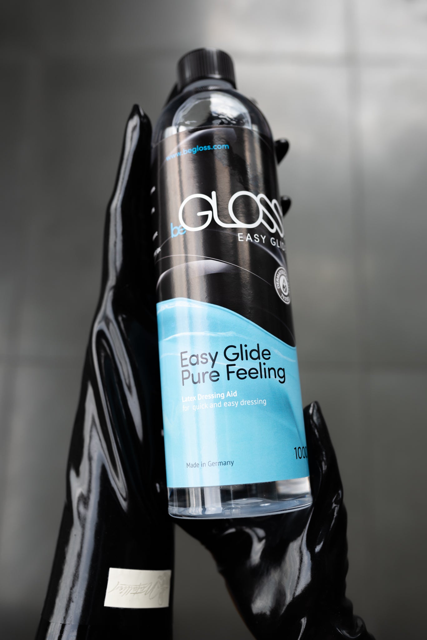 Easy Glide von beGLOSS – Hilfe beim Latex-Anziehen