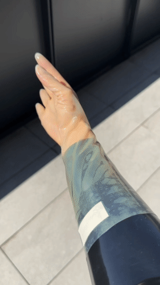Latexhandschuhe – Gehorsam zum Greifen nah